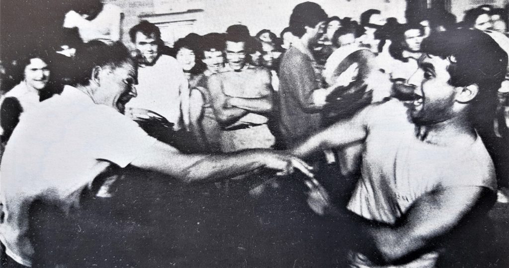 Foto in bianco e nero del 1987 con uomini che ballano la pizzica scherma simulando un combattimento