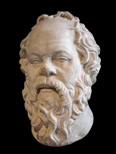 Scultura di testa in marmo di uomo stempiato con barba e baffi