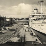 Fotografia in bianco e nero di nave in porto negli anni Sessanta