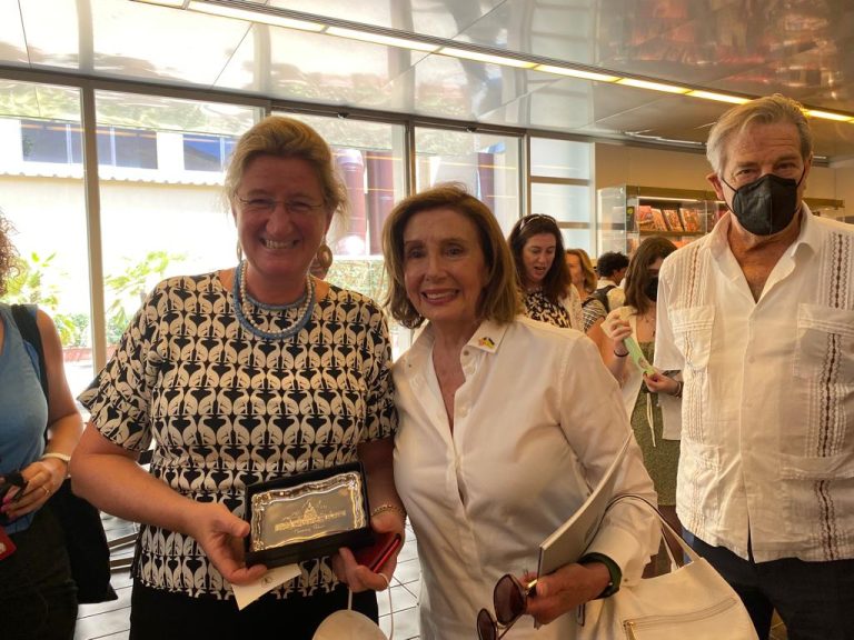 Galleria-dellAccademia-di-Firenze-Nancy-Pelosi-con-Cecilie-Hollberg-5-luglio-2022