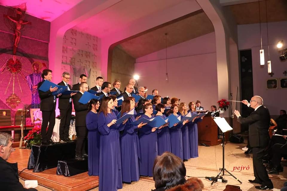 Coro Jubilate Deo di Casarano (LE) con LUIGI SOLIDORO all'organo