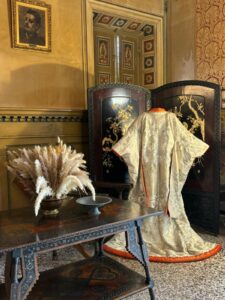 Costume di Madama Butterfly davanti al paravento dono dal Giappone per Giacomo Puccini