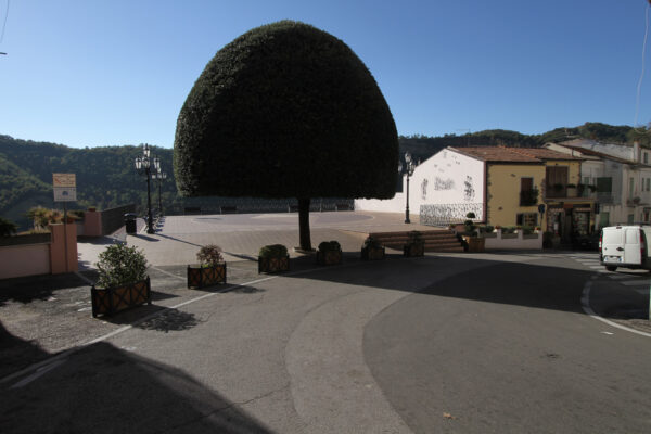 In cammino con Sant’Andrea Avellino 2024: un appuntamento di cultura e solidarietà a Castronuovo di Sant’Andrea. Veduta della piazza Civiltà Contadina.