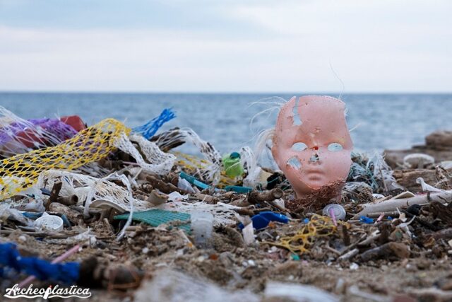 Archeoplastica. Un'indagine del nostro tempo. Rifiuti raccolti in spiaggia.